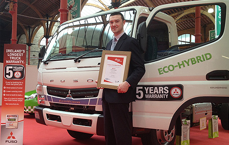 受賞した「キャンター エコ ハイブリッド」とTim Croninアイルランド販売責任者