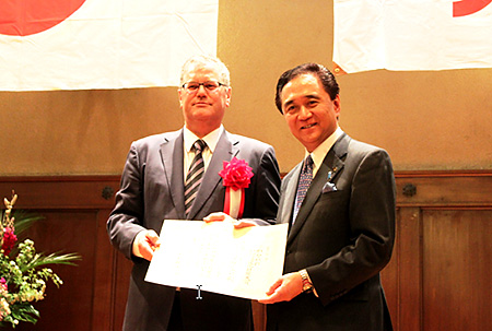 Mr. Yuji Kuroiwa, Governor of Kanagawa Prefecture, right, congratulating Dr. Albert Kirchmann, MFTBC President & CEO and Head of Daimler Trucks Asia, left, at the awarding ceremony held at the Kanagawa Prefectural Government Office, Yokohama, Japan