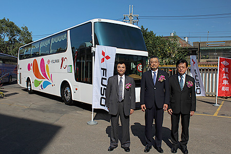 Mr. Masashi Kogame (center), MFTBC Senior Vice President of Operations Trucks & Buses, with MFT representatives on the occasion of the anniversary event