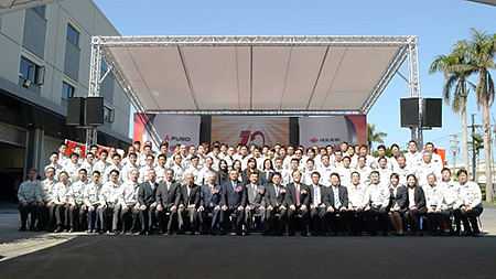 会社設立記念式典の参加者