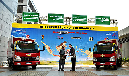 KTB President Director, Mr. Noboru Tsuji (right) making the hand-over to Country Manager/President Director of P.T. Linfox Logistics Indonesia, Mr. Frank Findlow.